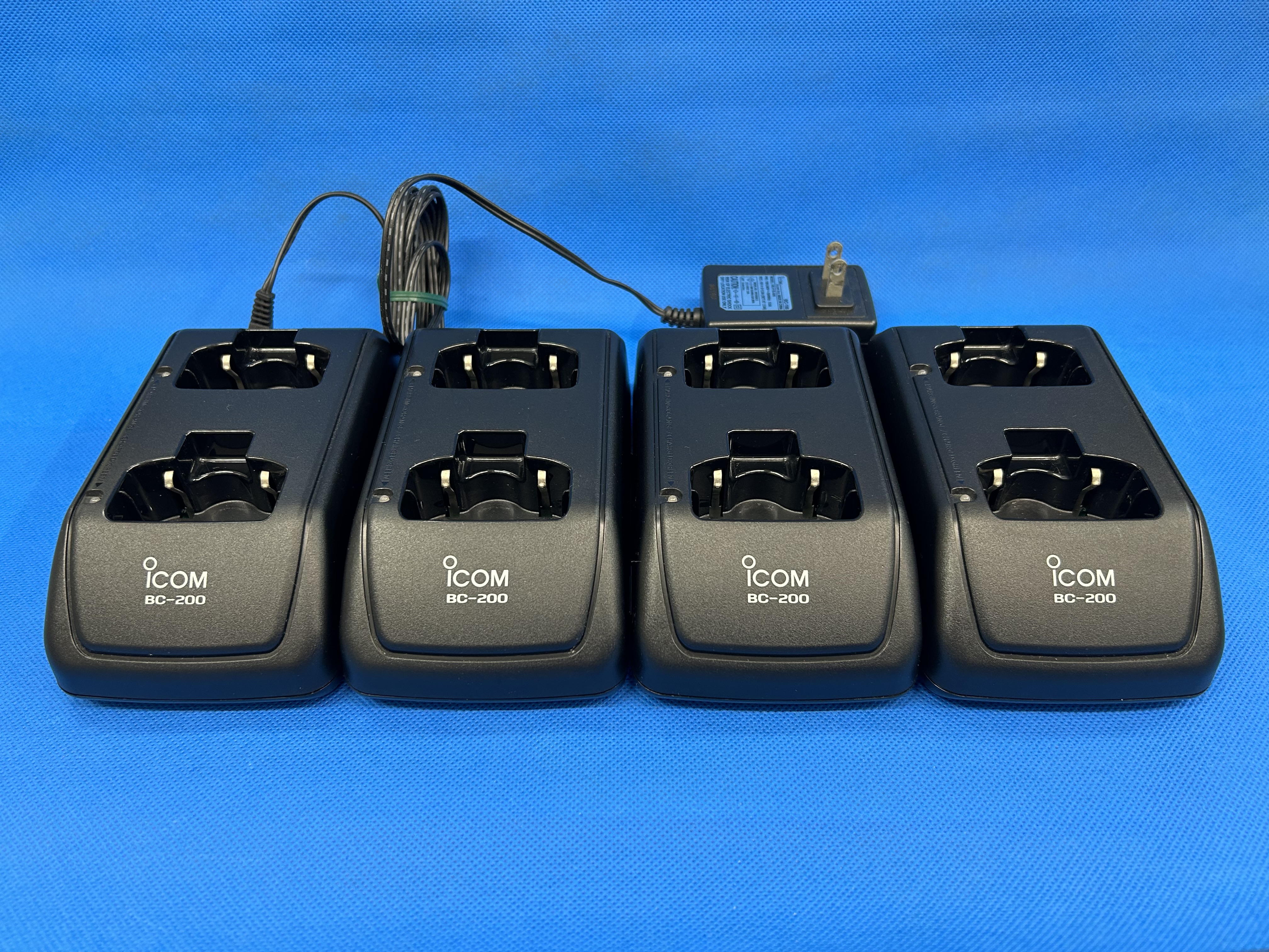 アイコム　特定小電力トランシーバー用２口充電器（BC-200)ｘ4台とACアダプターセット　中古品