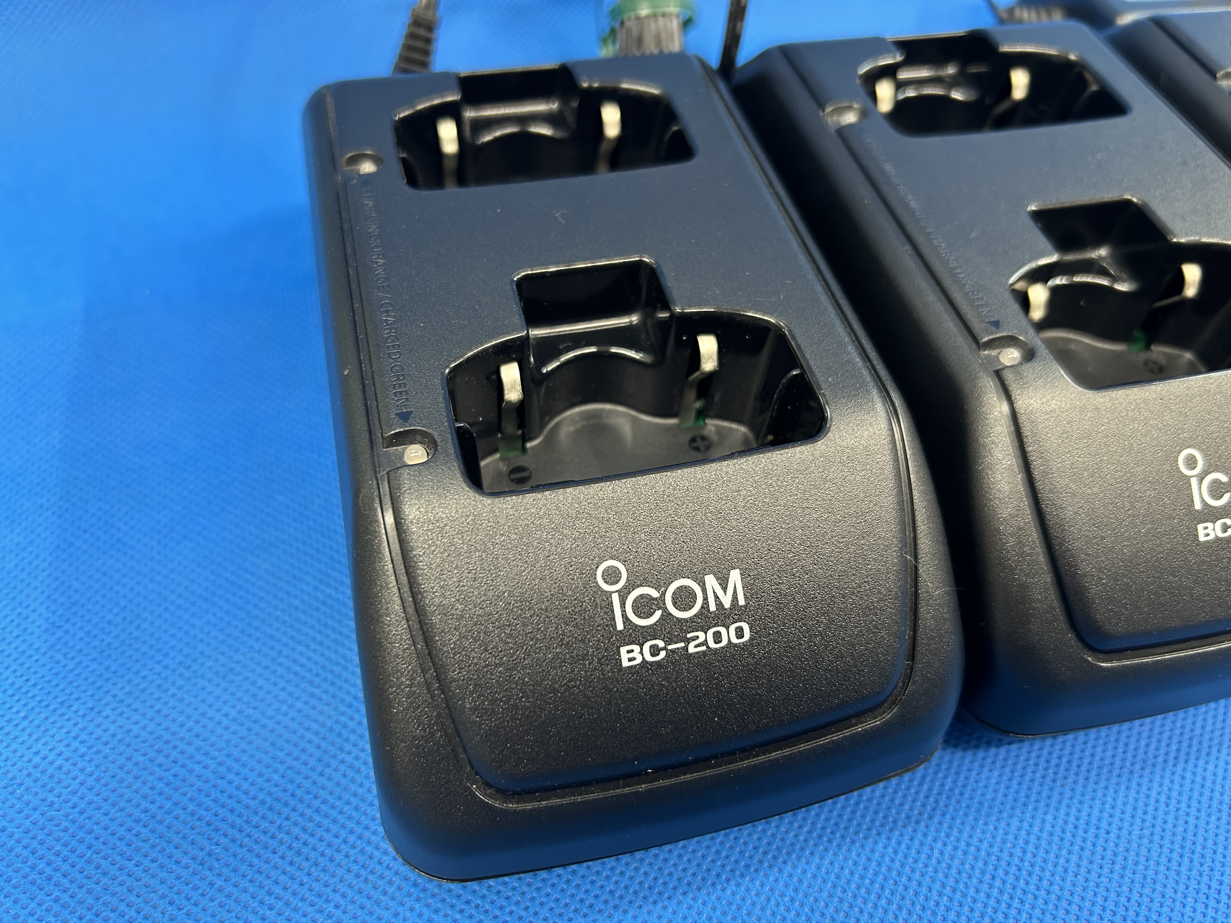 アイコム　特定小電力トランシーバー用２口充電器（BC-200)ｘ4台とACアダプターセット　中古品