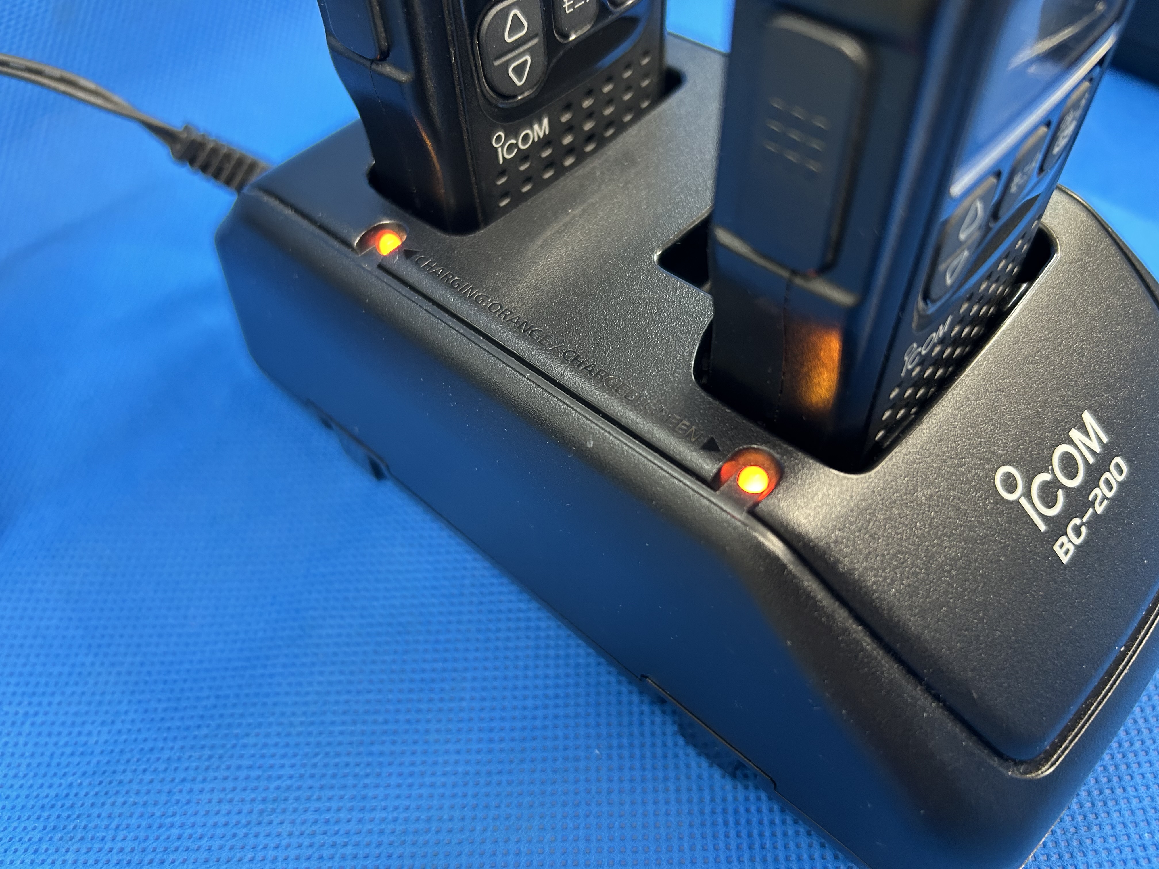アイコム　特定小電力トランシーバー用２口充電器（BC-200)ｘ4台とACアダプターセット　中古品